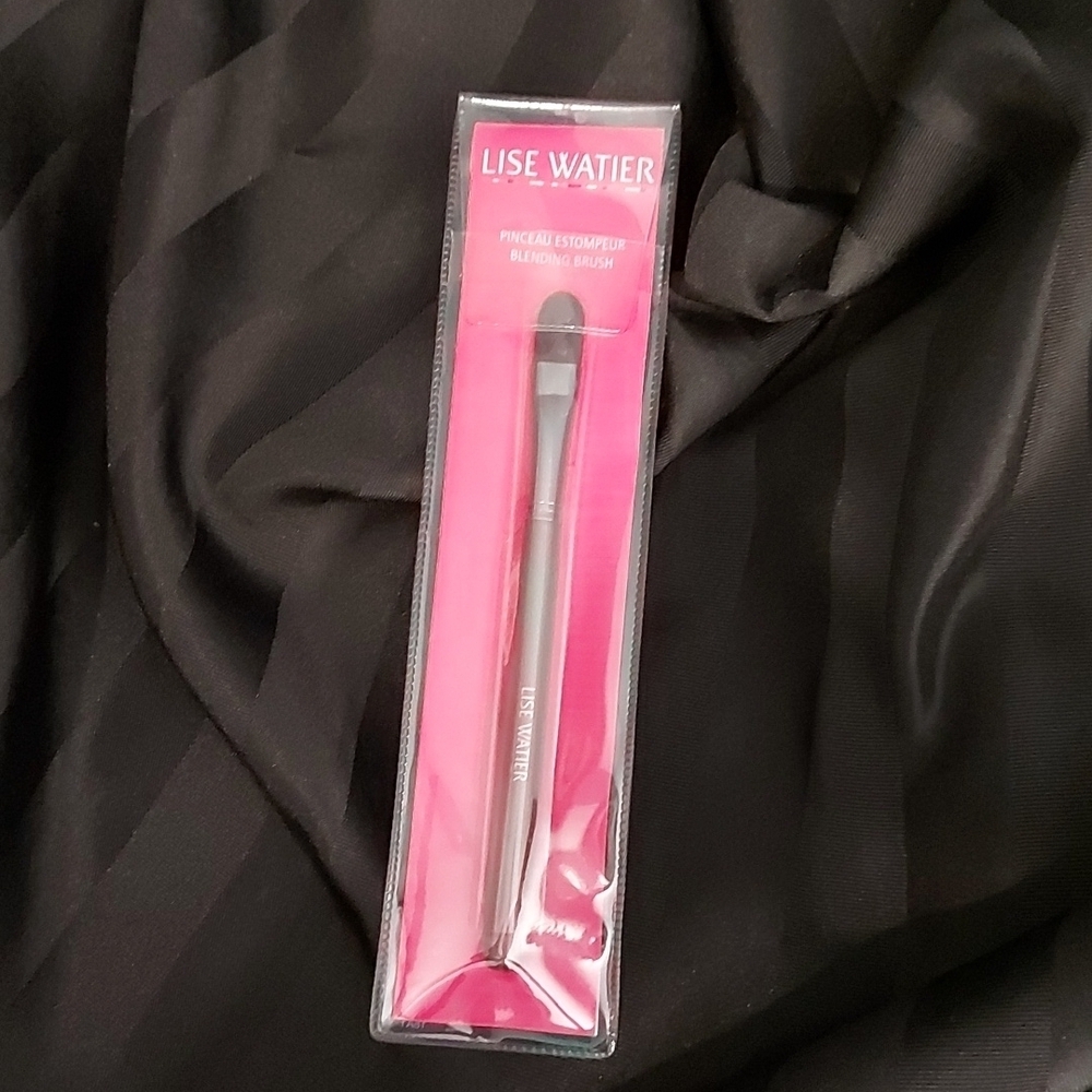 🎉 FREE WITH PURCHASE🎉 Brush-Lise Watier Blending Brush
